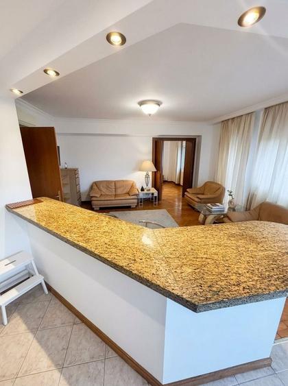 Apartament cu 3 camere decomandat, mobilat în Primăverii
