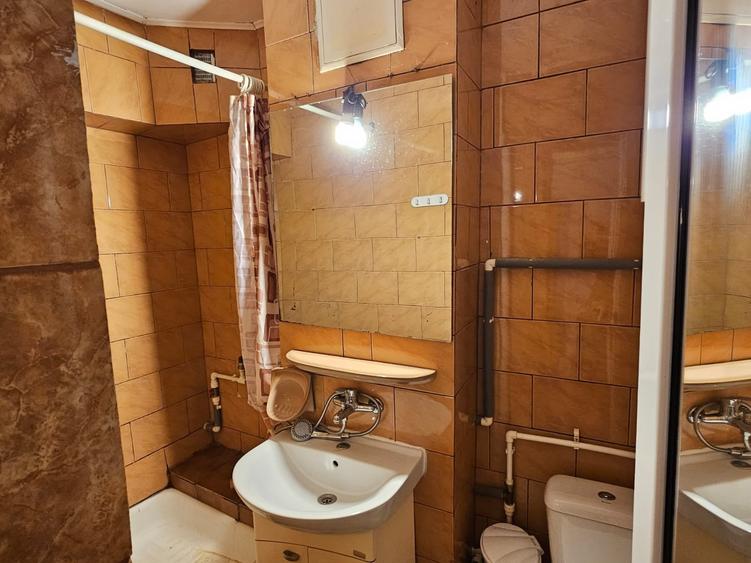 Apartament cu 4 camere decomandat în Micro 18