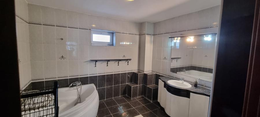 Casă individuală cu 6 camere cu Garaj în Central