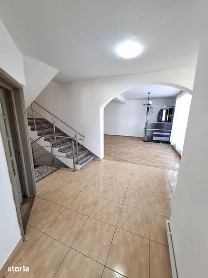 Casă cu 5 camere cu Teren 200 Mp în Central