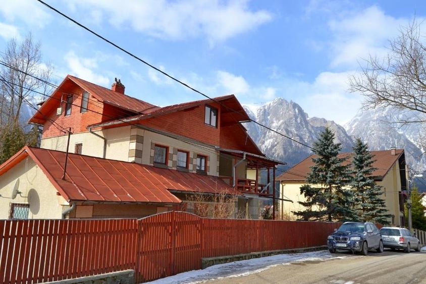 Casă individuală cu 8 camere cu Teren 615 Mp în Central
