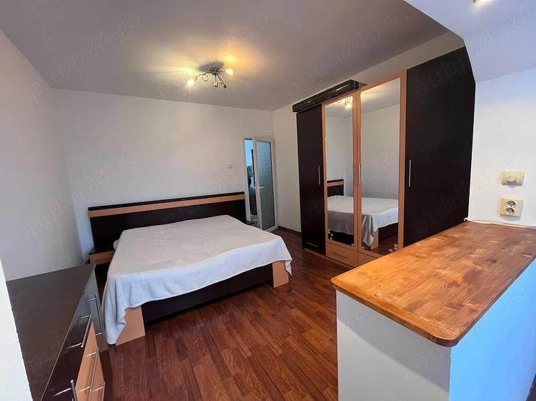 Apartament cu 3 camere semidecomandat în Soarelui