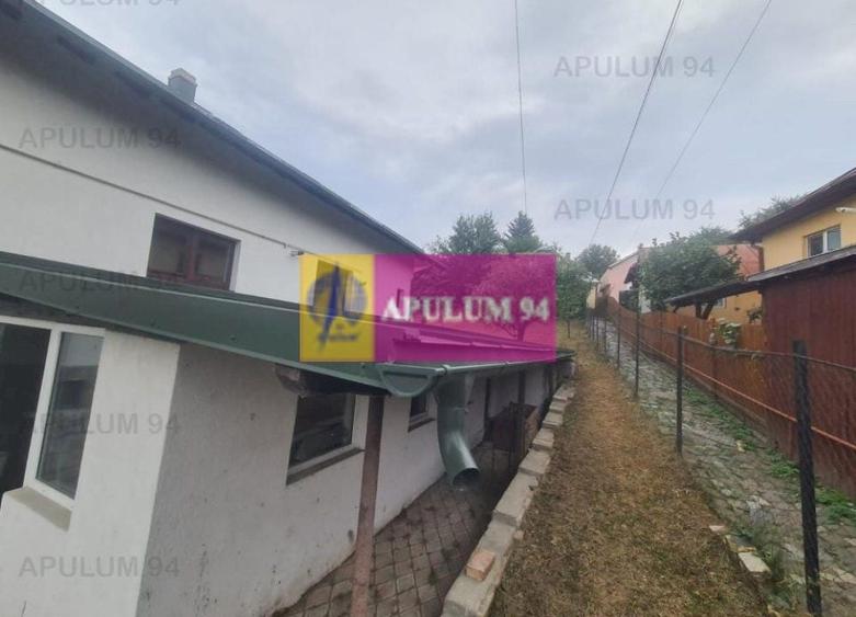 Casă individuală cu 9 camere decomandat cu Canalizare în Central
