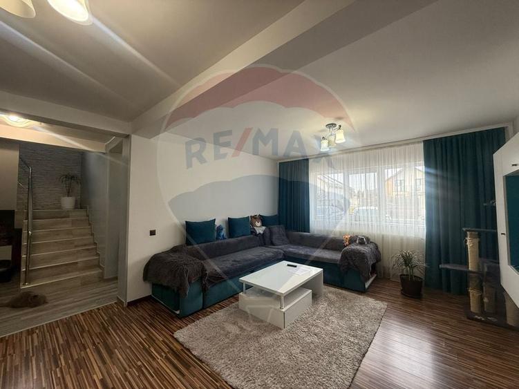 Casă individuală cu 5 camere cu Teren 336 Mp în Șimnicu de Sus