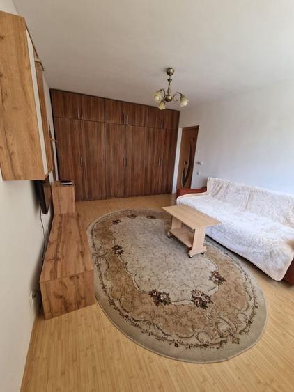 Garsonieră decomandată în Gorjului