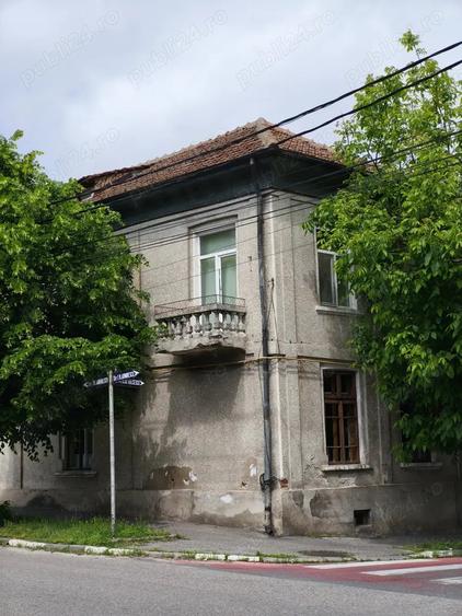 Casă cu 8 camere cu Teren 415 Mp în Drăgășani