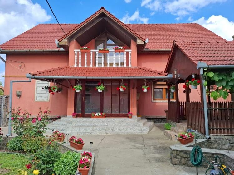 Casă individuală cu 6 camere cu Canalizare în Nădlac