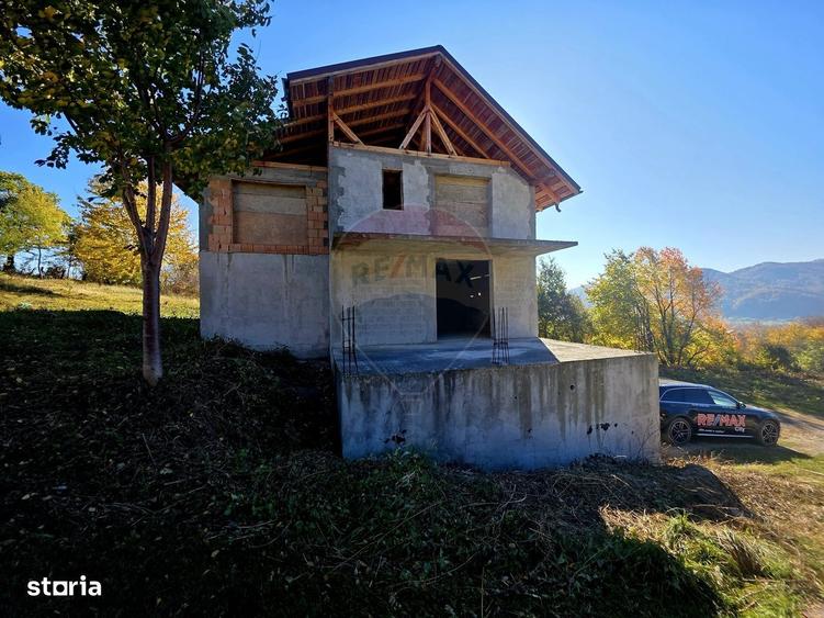 Casă cu 4 camere în Viișoara