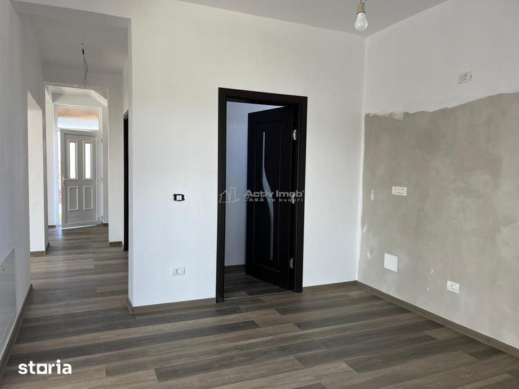 Casă cu 4 camere cu Teren 743 Mp în Știuca