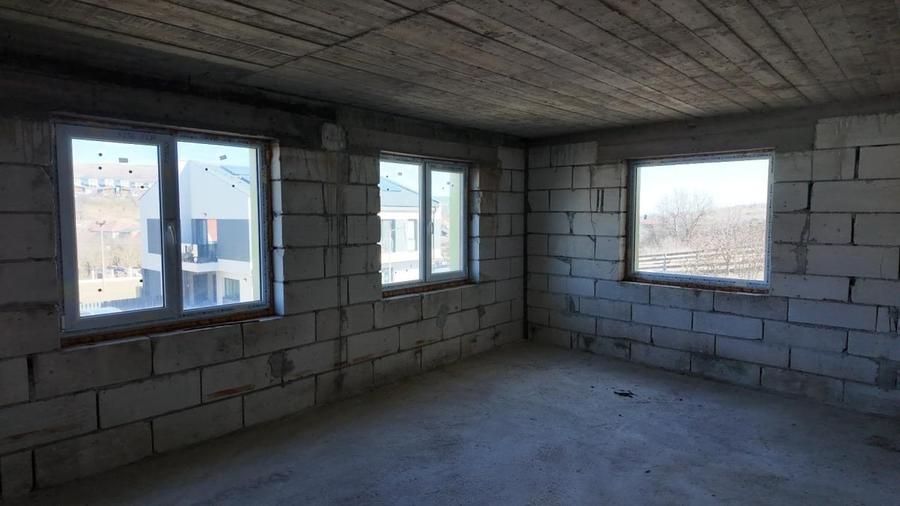Casă cu 5 camere cu Teren 1000 Mp în Roșu