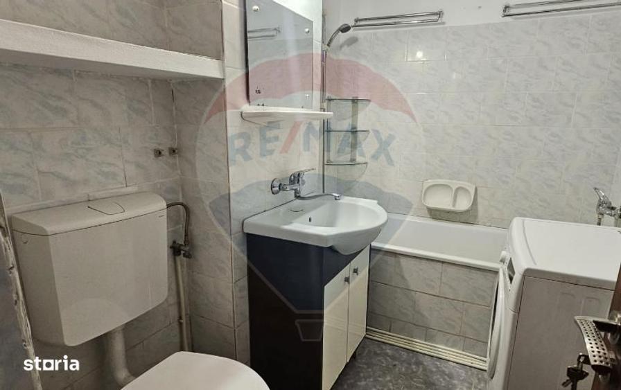 Apartament cu 4 camere decomandat în Coman