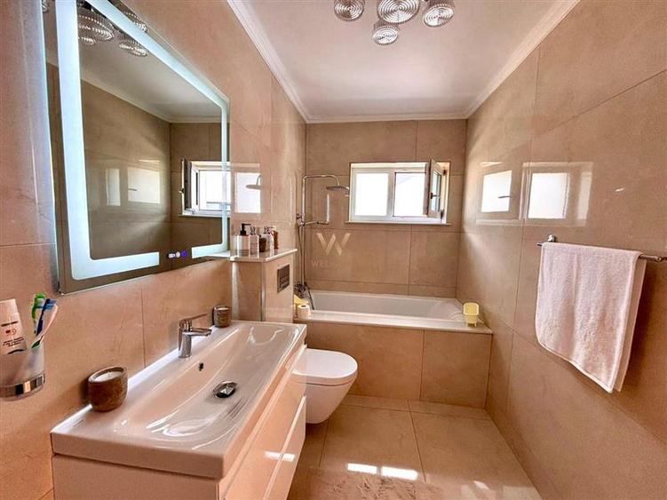 Penthouse cu 5 camere semidecomandat, mobilat în Cristian