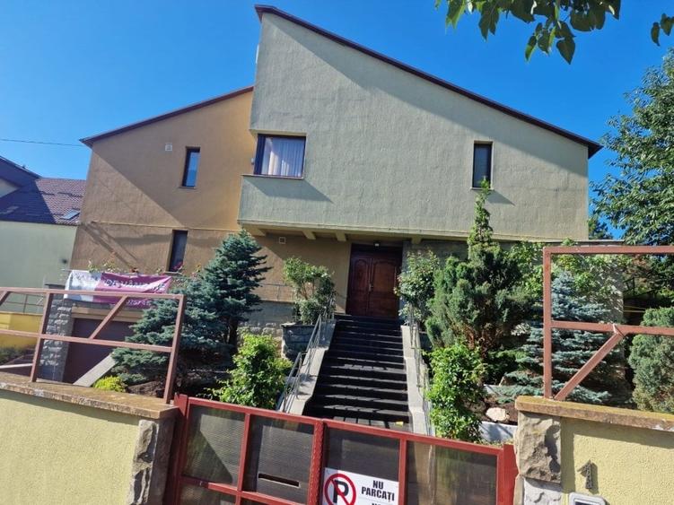 Casă individuală cu 6 camere cu Canalizare în Central