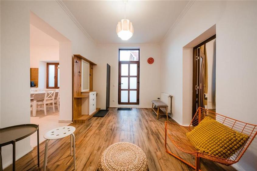 Apartament cu 3 camere nedecomandat, mobilat în Schei