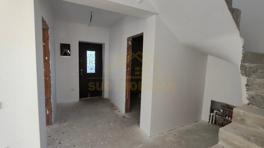 Casă individuală cu 5 camere cu Teren 492 Mp în Central