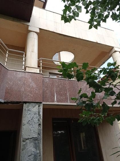 Casă individuală cu 8 camere cu Canalizare în Fundeni