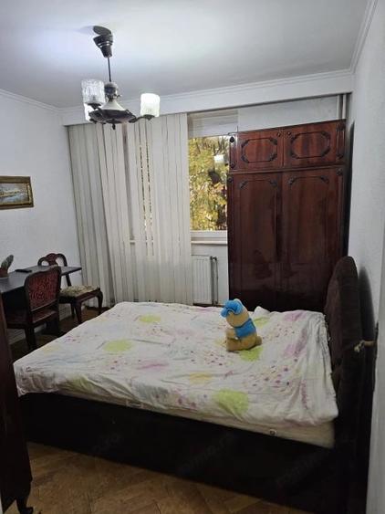Apartament cu 3 camere semidecomandat în Craiovei