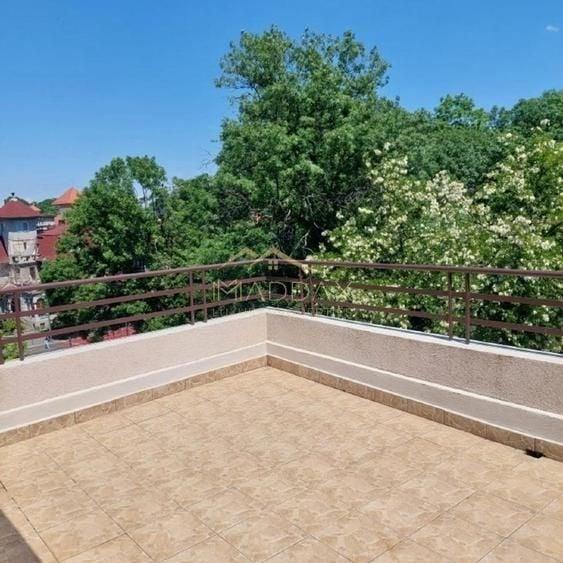 Apartament cu 5 camere decomandat în Kiseleff