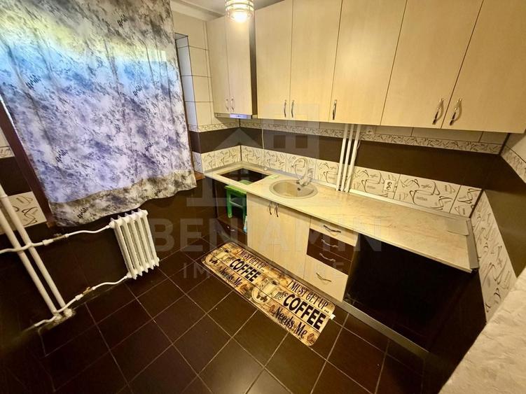 Apartament cu 3 camere semidecomandat în Craiovița Nouă