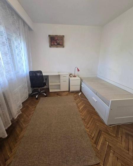 Apartament cu 3 camere decomandat în Medicină