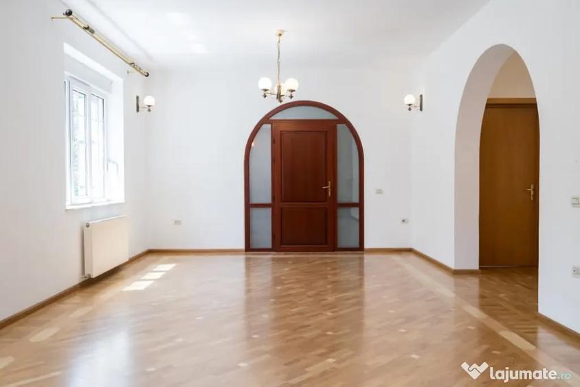 Casă cu 7 camere cu Teren 280 Mp în 1 Mai