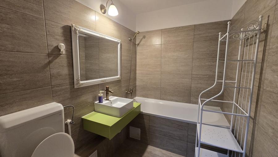 Apartament cu 4 camere decomandat în Lacul Tei