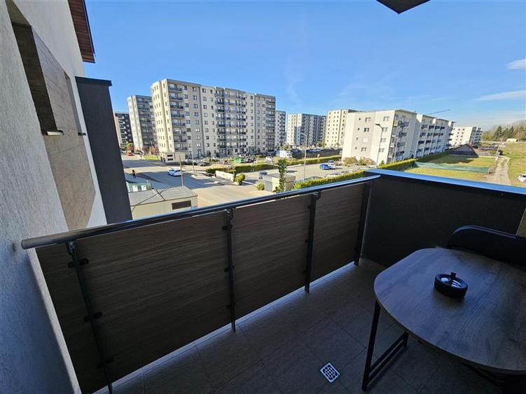 Apartament cu 3 camere decomandat, mobilat în Tractorul