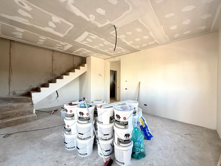 Duplex cu 5 camere cu Canalizare în Dumbrăvița