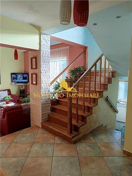 Casă individuală cu 6 camere cu Teren 698 Mp în Albert