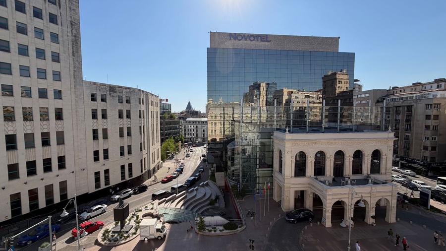 Apartament cu 6 camere decomandat în Calea Victoriei