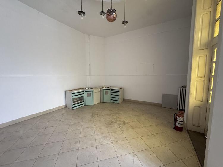 Spațiu comercial, de 300 mp, în Central