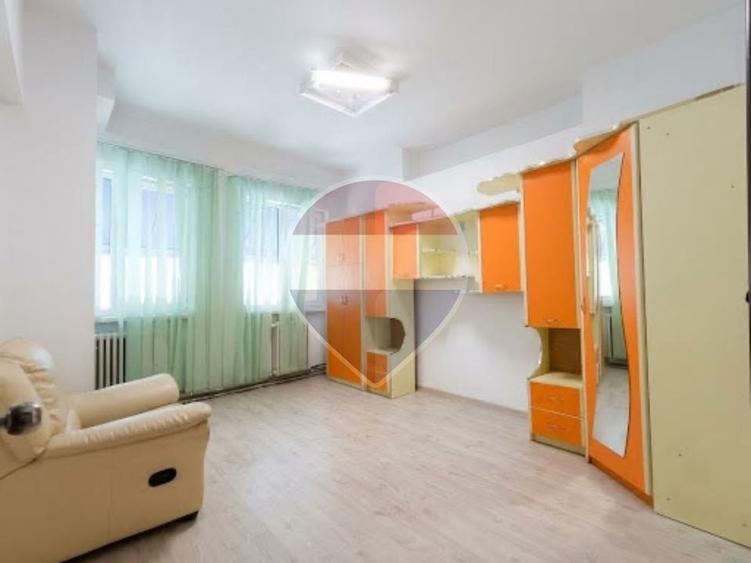 Apartament cu 5 camere semidecomandat în Magheru