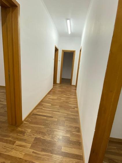Apartament cu 10 camere decomandat în Aviatorilor