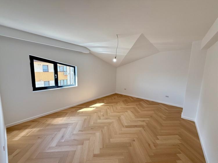Duplex cu 5 camere cu Canalizare în Dobroești
