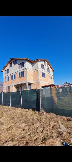 Casă cu 4 camere decomandat în Central