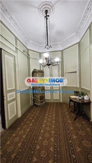 Casă cu 8 camere cu Teren 475 Mp în Universitate