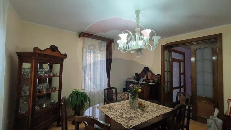 Casă individuală cu 6 camere cu Piscina în Piața Centrală