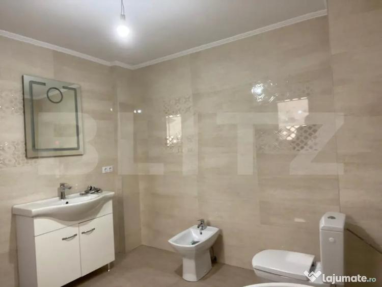Casă cu 5 camere cu Teren 7100 Mp în Central