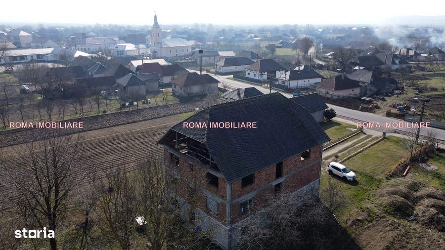 Casă cu 10 camere cu Teren 2300 Mp în Sălsig