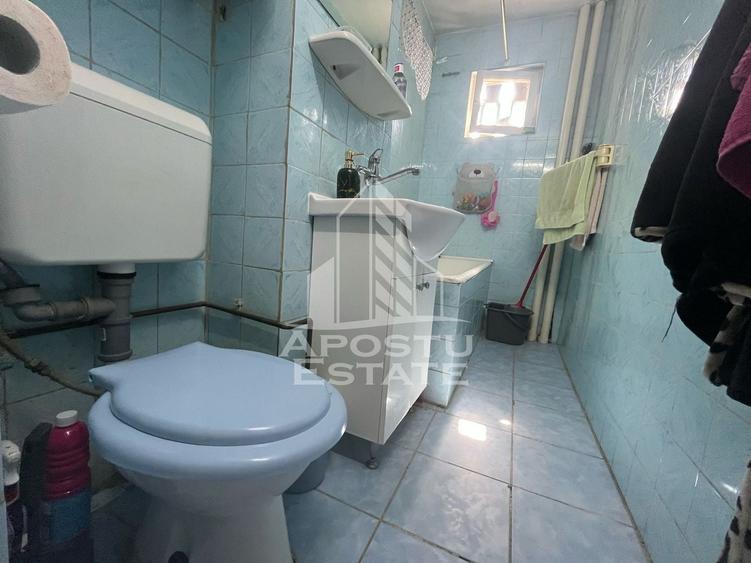Apartament cu 3 camere semidecomandat, mobilat în Dâmbovița