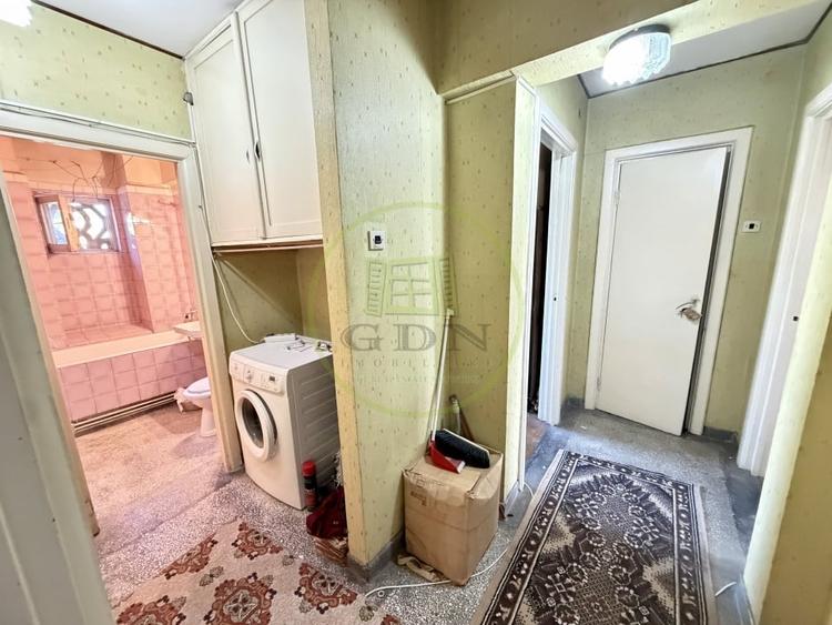 Apartament cu 3 camere semidecomandat, mobilat în Central