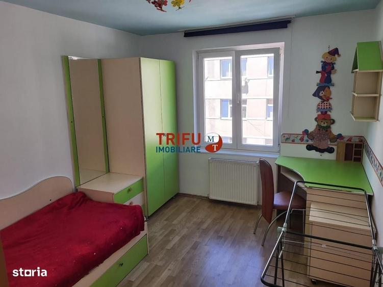 Apartament cu 3 camere semidecomandat, mobilat în Cetate