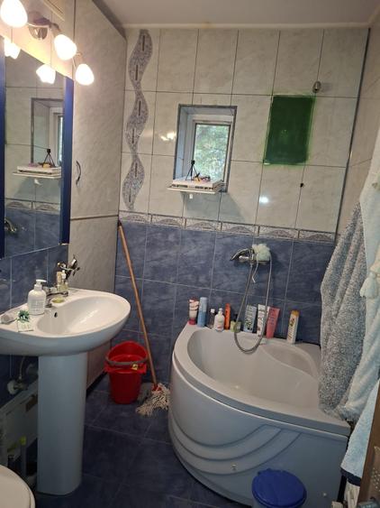 Apartament cu 2 camere decomandat în Rovine