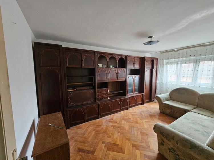 Apartament cu 3 camere decomandat, mobilat în Lipovei