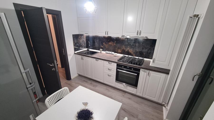 Apartament cu 2 camere decomandat în 1 Decembrie