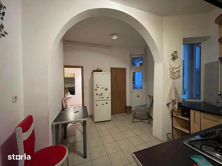 Apartament cu 3 camere semidecomandat, mobilat în Victoriei