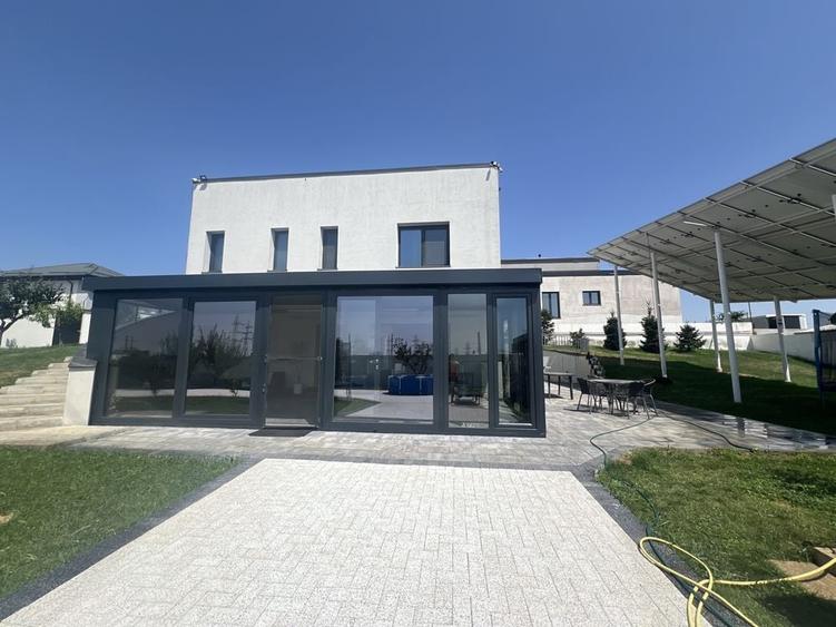 Casă cu 4 camere în Plaiul Vulcanești