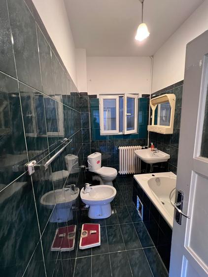 Apartament cu 6 camere decomandat în Universitate