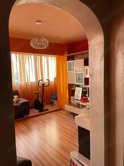 Apartament cu 5 camere decomandat în Peneș Curcanul