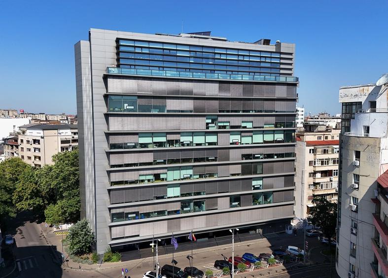 Birou, de 9,250 mp, în Universitate